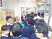 28位同學在食物銀行食物倉參觀