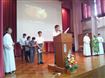 高中學生代表4B班梁家俊同學領禱