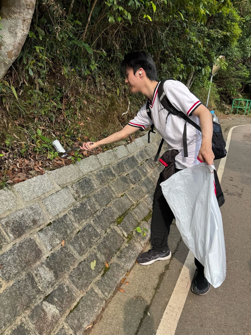 一張含有 服裝, 戶外, 人員, 足部穿著 的圖片AI 產生的內容可能不正確。