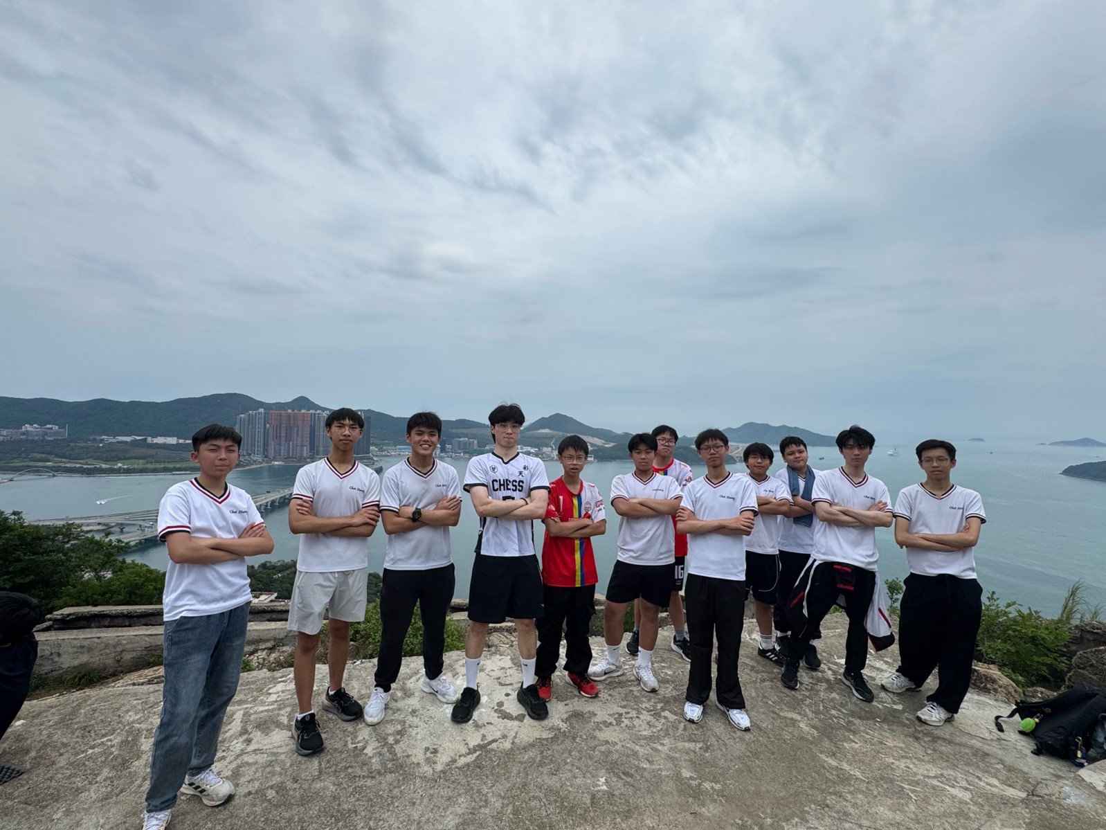一張含有 服裝, 人員, 戶外, 天空 的圖片AI 產生的內容可能不正確。