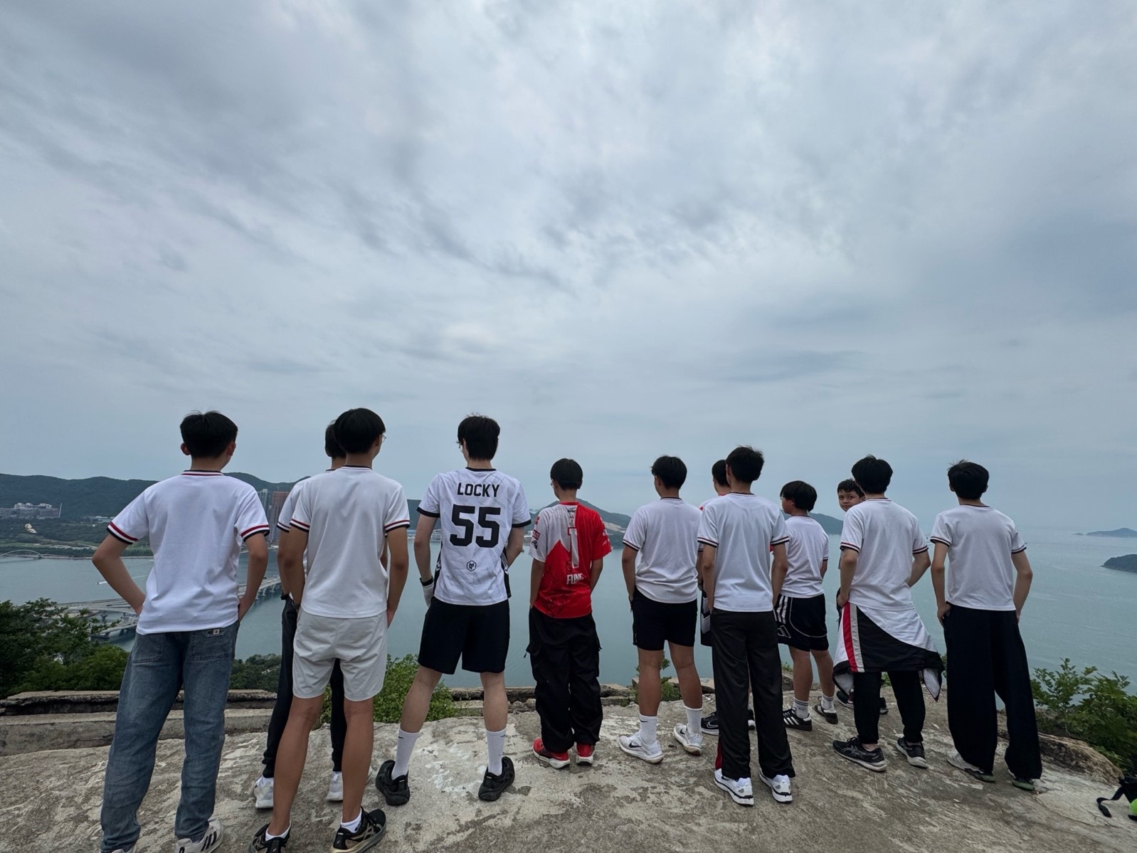 一張含有 戶外, 服裝, 人員, 天空 的圖片AI 產生的內容可能不正確。