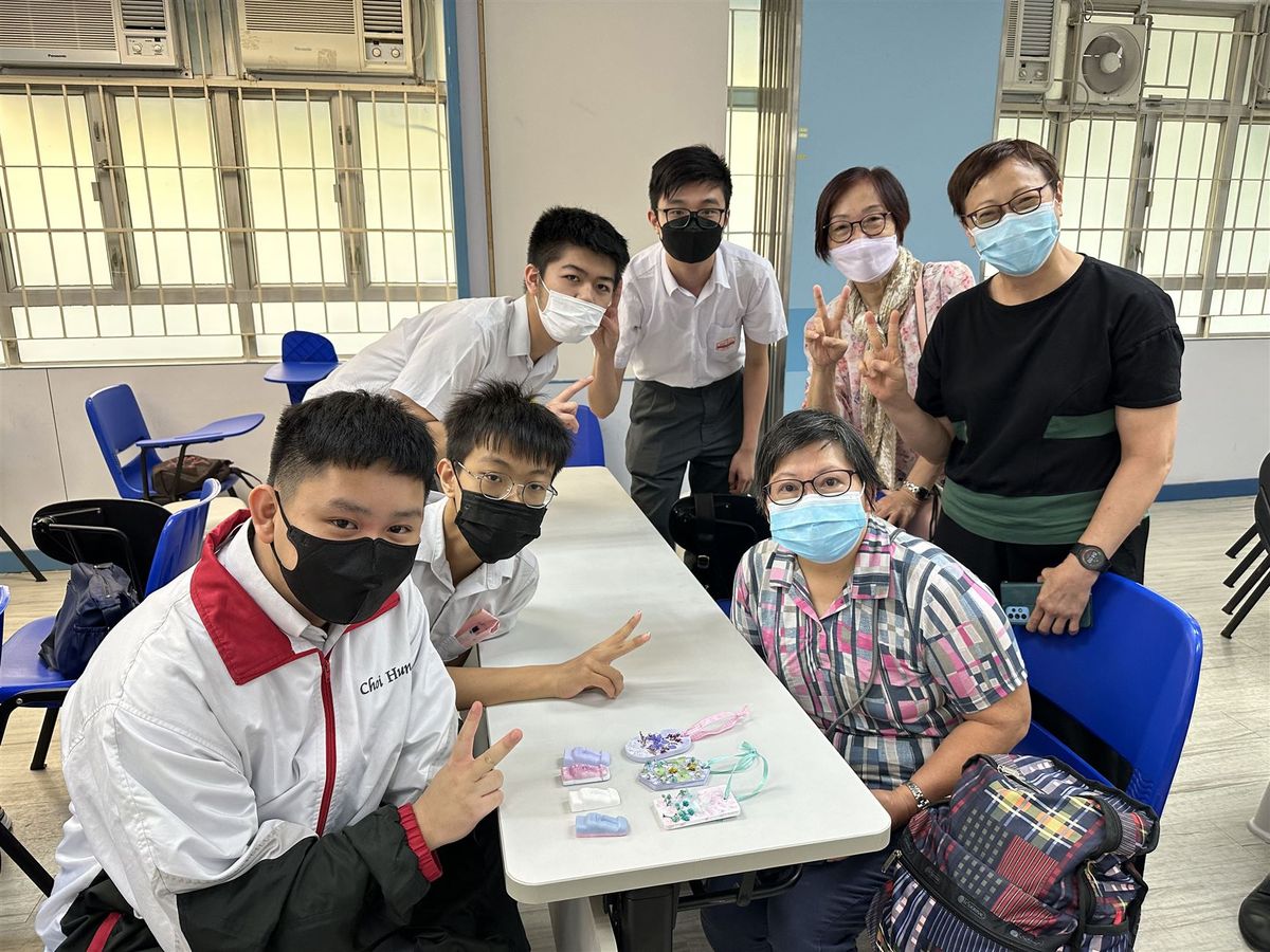 一張含有 服裝, 人員, 人的臉孔, 學習 的圖片自動產生的描述