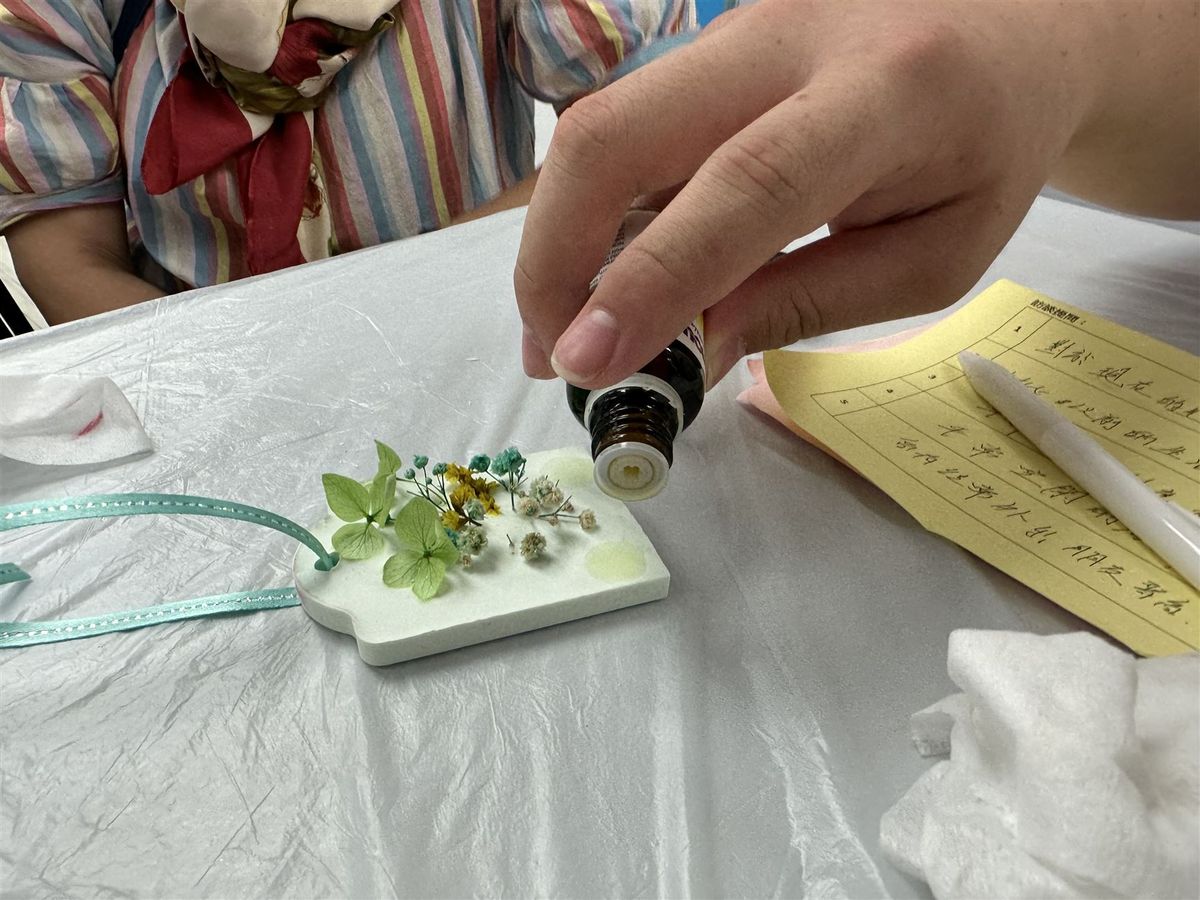 一張含有 人員, 室內, 資料表, 服裝 的圖片自動產生的描述