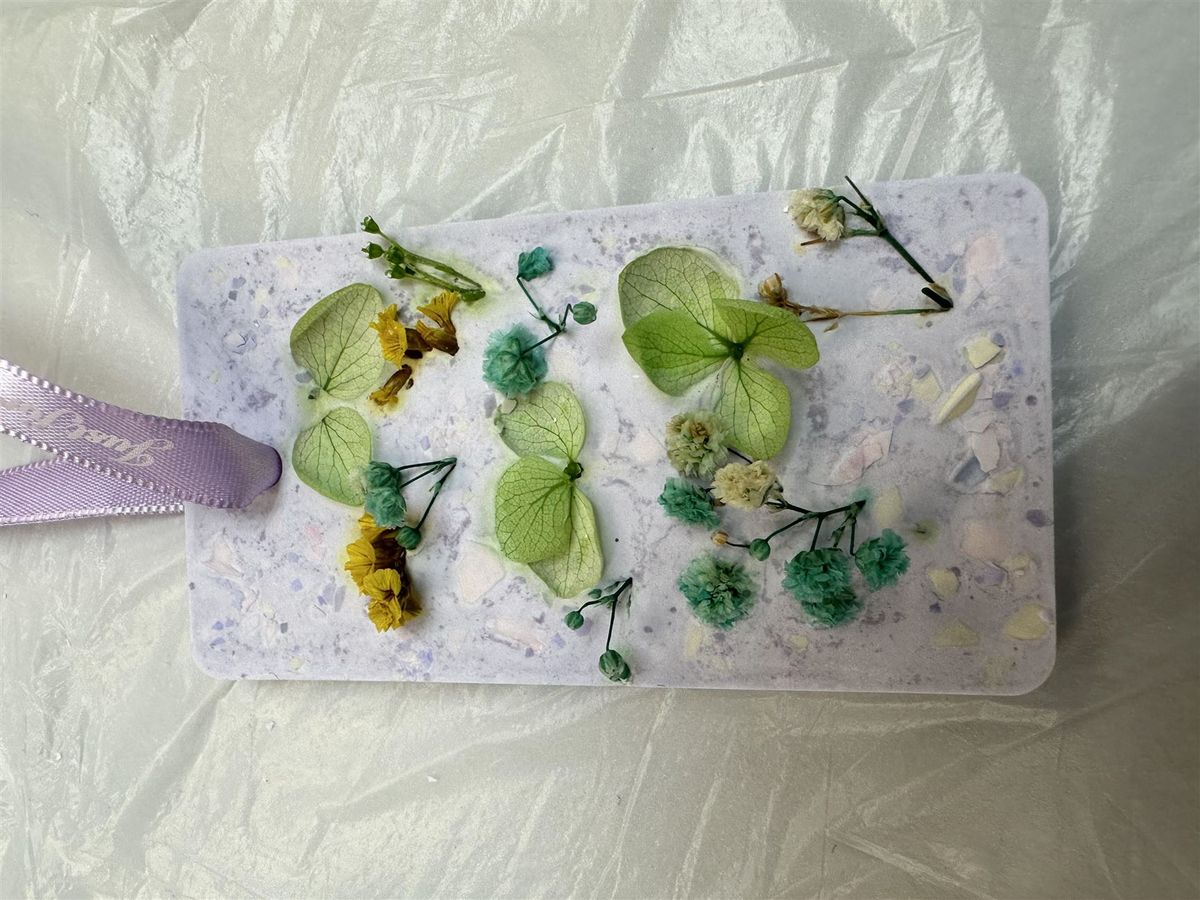 一張含有 室內, 布, 花, 藝術 的圖片自動產生的描述