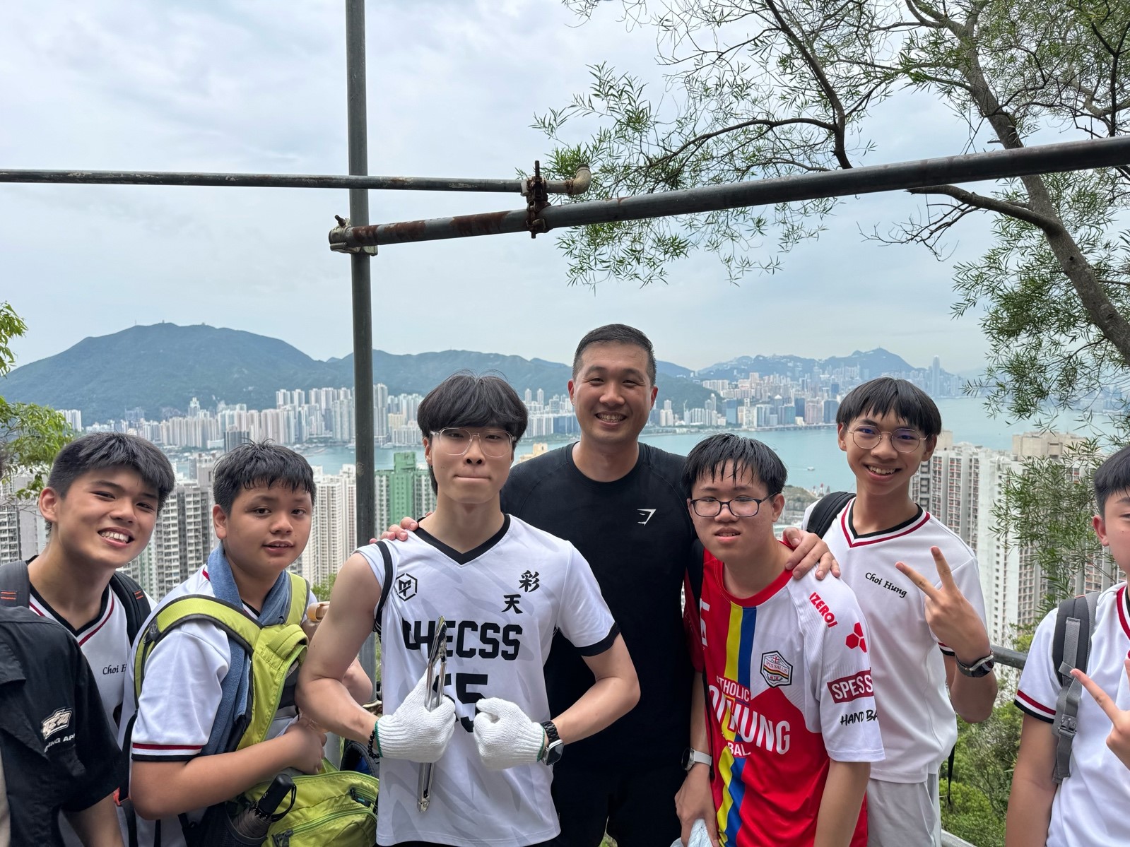 一張含有 人員, 戶外, 服裝, 天空 的圖片AI 產生的內容可能不正確。