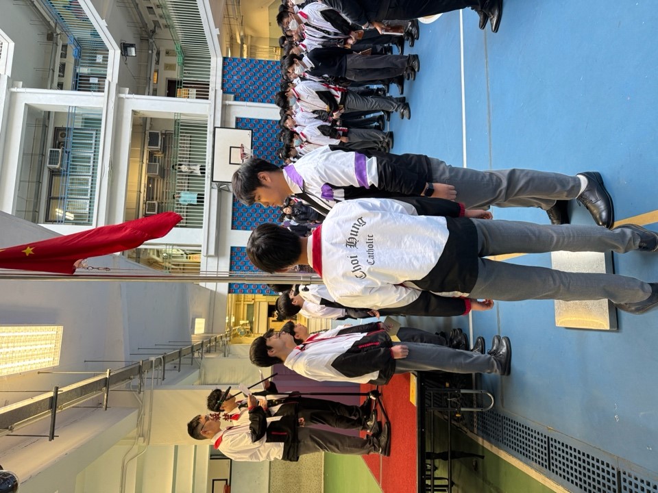 一張含有 服裝, 人員, 足部穿著, 室內 的圖片AI 產生的內容可能不正確。