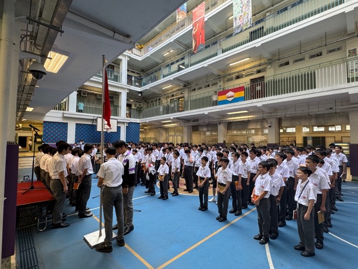 一張含有 服裝, 人員, 足部穿著, 建築 的圖片AI 產生的內容可能不正確。