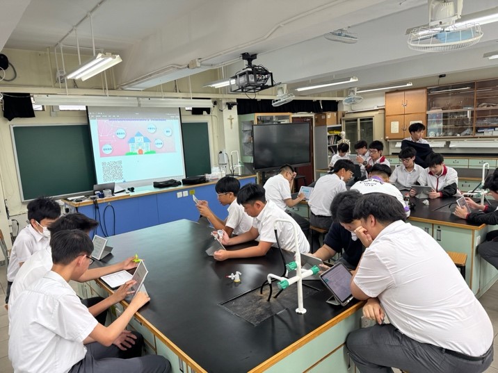 一張含有 服裝, 人員, 室內, 人民 的圖片AI 產生的內容可能不正確。