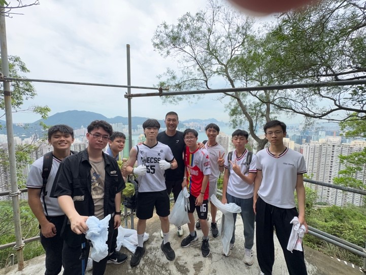 一張含有 服裝, 戶外, 人員, 天空 的圖片AI 產生的內容可能不正確。