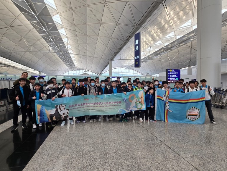 一張含有 服裝, 人員, 室內, 人民 的圖片AI 產生的內容可能不正確。