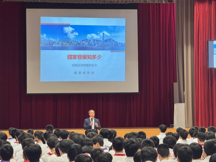 一張含有 簡報, 會議, 室內, 研討會 的圖片AI 產生的內容可能不正確。