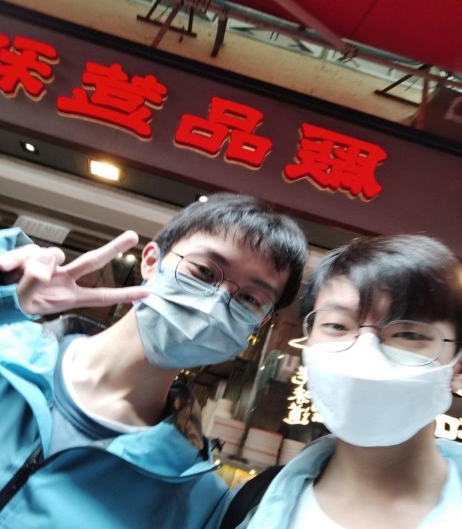 一張含有 人的臉孔, 服裝, 人員, 微笑 的圖片自動產生的描述