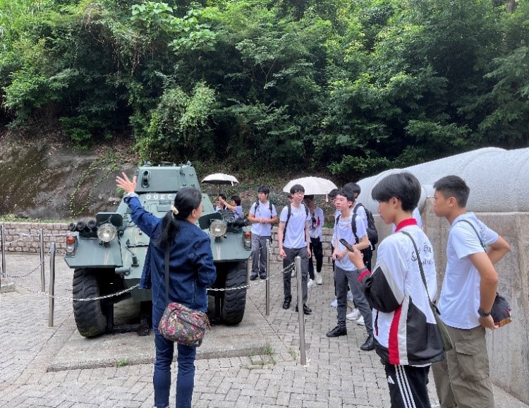 一張含有 服裝, 戶外, 人員, 軍事車輛 的圖片AI 產生的內容可能不正確。