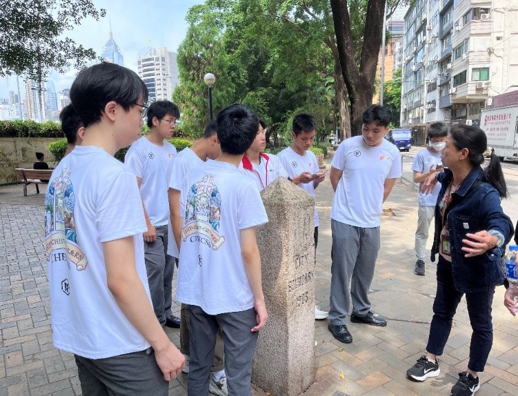 一張含有 服裝, 人員, 足部穿著, 戶外 的圖片AI 產生的內容可能不正確。