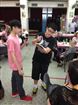同學邀請在場觀眾參與魔術表演