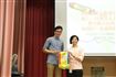 (1)	何家欣校長致送紀念旗給戲劇導師尤若愚先生
