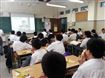 同學靜心觀看影片